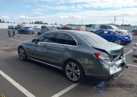 2018 Mercedes-Benz C 300 z USA, uszkodzony, nr VIN 55SWF4JB4JU256062
